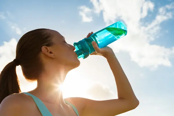 درمان جوش صورت با مصرف آب و مایعات کافی