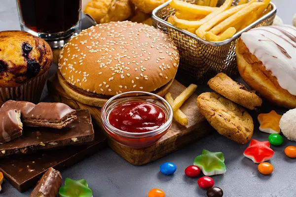  از این خوراکی‌ها برای درمان جوش صورت دوری کنید!